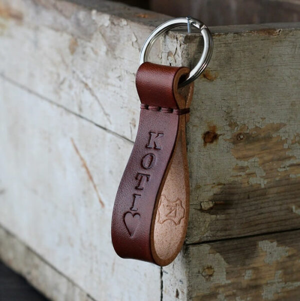 avaimenpera-nimikirjaimilla-ruskea-tr-leather-design