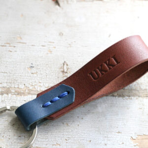 avaimenpera-ukki-tekstilla-ruskea-sininen-nahka