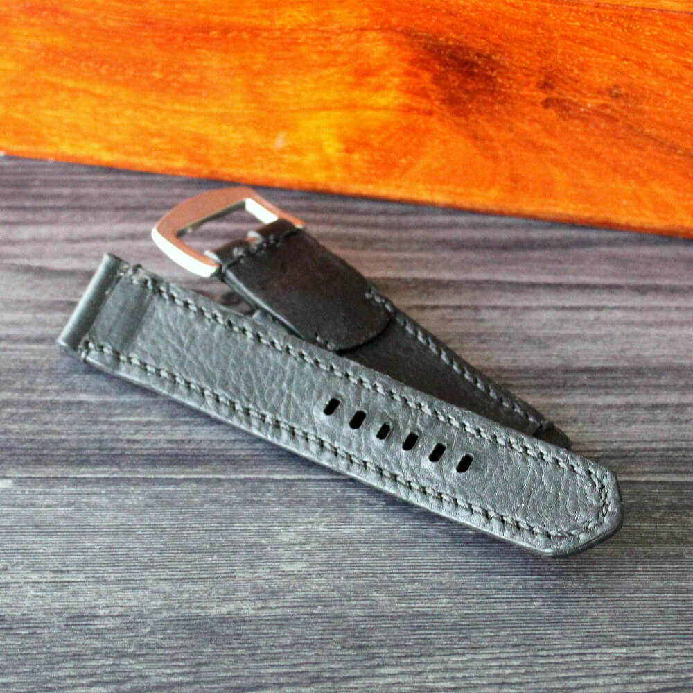 kellon-rannekkeen-taustapuoli-poronnahkaa-tr-leather-design