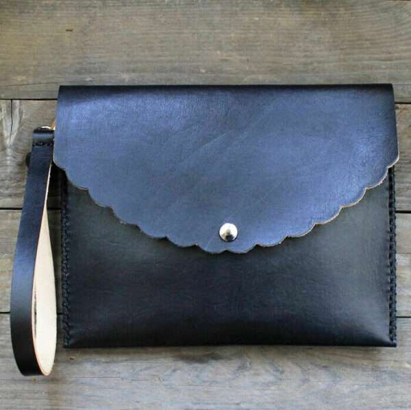 kirjekuorilaukku-musta-pikku-musta-juhlalaukku-haat-tr-leather-design