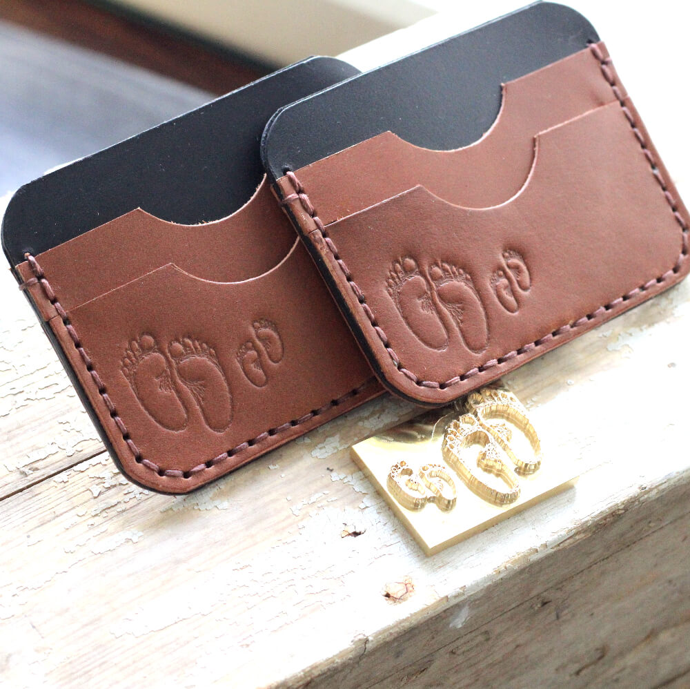 korttikotelo-logolla-kaksi-konjakki-mustaa-korttikoteloa-tr-leather-design