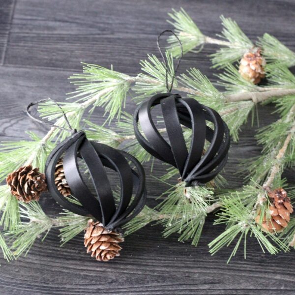 kuusenkoristeet-mustat-pallot-joulukoriste-musta-koristepallo