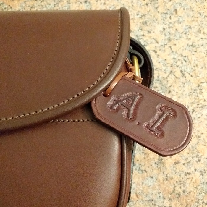 laukkutägi-nimikirjaimilla-tr-leather-design