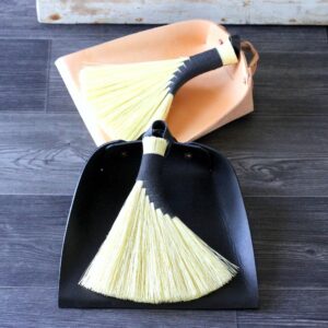 luonnonharjaksinen-poytaharja-rikkalapio-muruharja-kihveli-musta-nahka-tr-leather-design