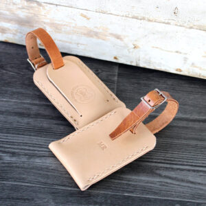 matkalaukun-tunniste-nahkainen-luggage-tag-personoi-nimikirjaimilla-tr-leather-design