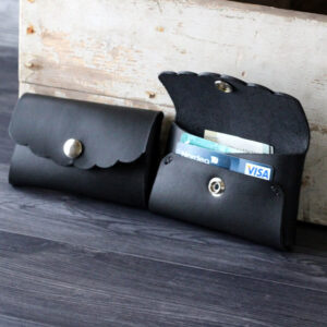 musta-korttilompakko-hilla-kasviparkittu-nahka