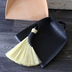 musta-rikkalapio-setti-muruharjalla-poytaharjalla-luonnonmateriaalit-tr-leather-design