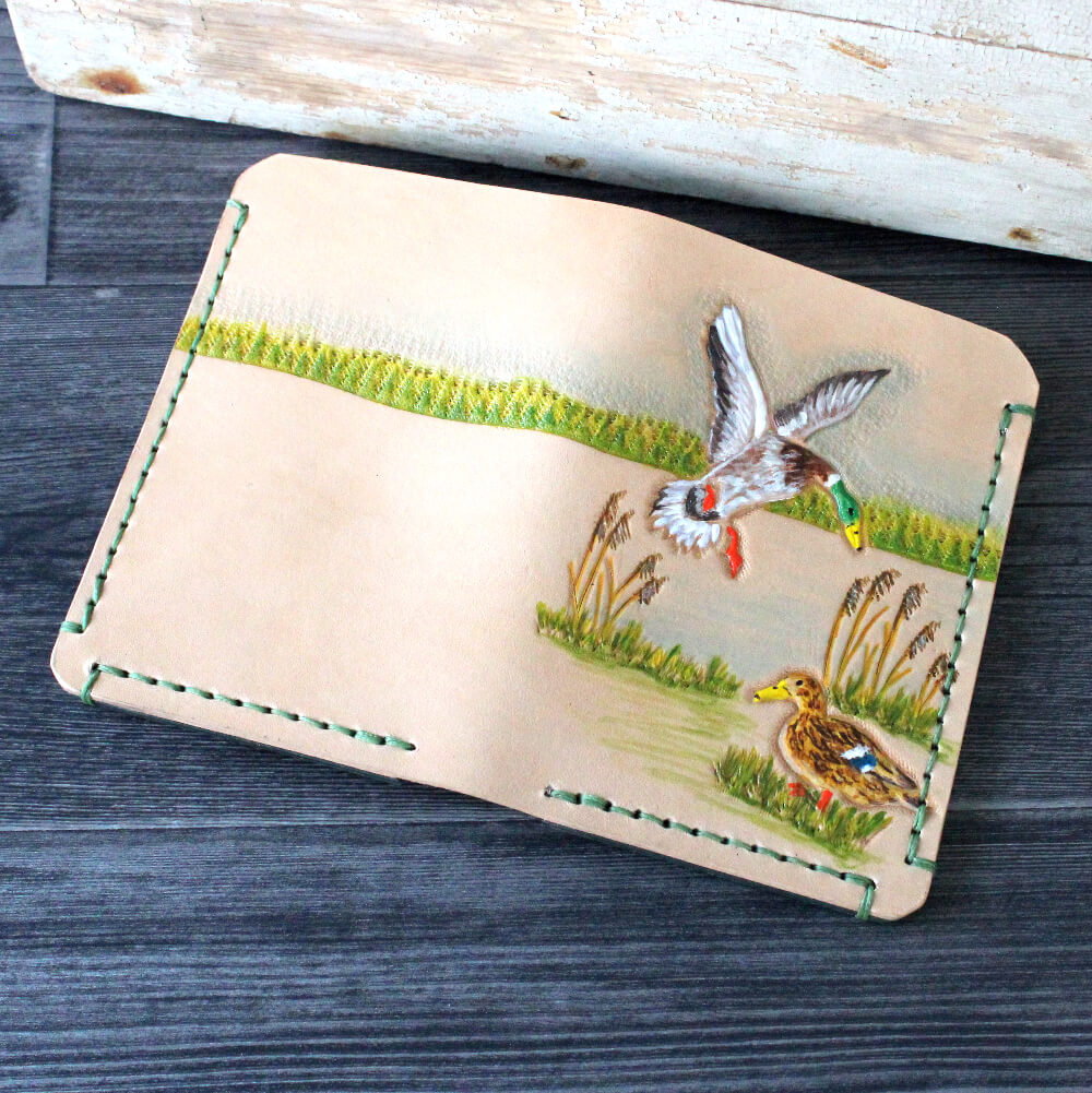 nahkainen-lompakko-sorsa-kuvioinnilla-uros-ja-naaras-sorsa-rannalla-tr-leather-design