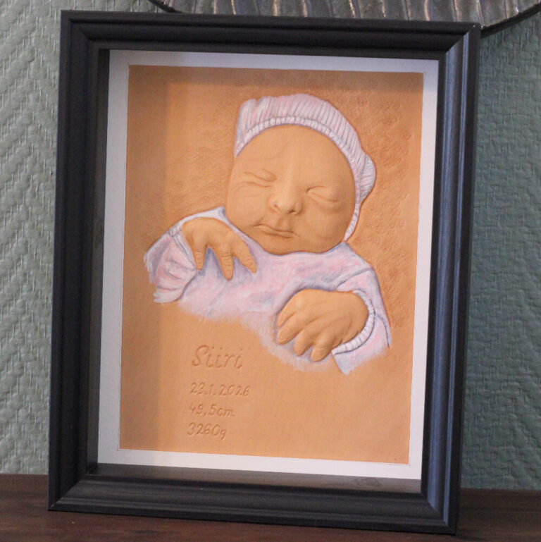 nahkainen-syntymataulu-vauvan-muotokuvalla-ja tiedoilla