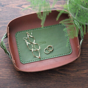 nahkainen-sailytin-tarjotin-pientavaroille-koruille-avaimille-ruskea-vihrea