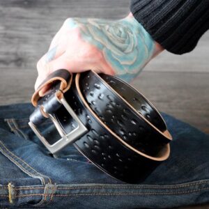 nahkavyo-kaarna-musta-nahkavyo-miehelle