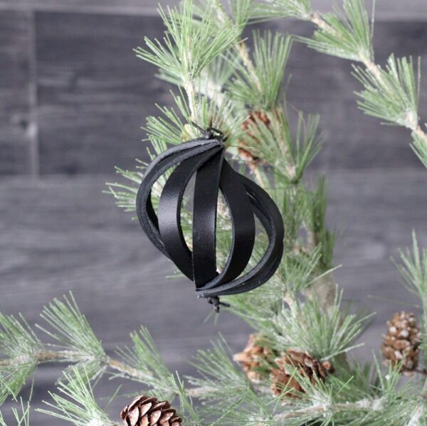 roikkuva-joulukoriste-musta-koristepallo-kuusenkoriste-tr-leather-design