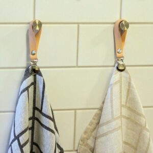 pyyheripustimet-nimella-tekstilla-pyyhepidikkeet-kylpyhuoneeseen-vaalea-nahka-tr-leather-design