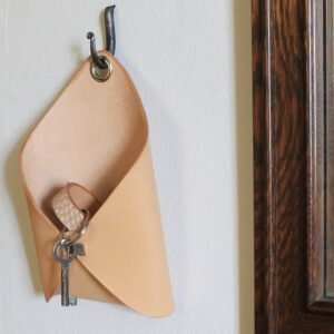 seinatasku-fikka-seinasailytys-vapauttaa-tilaa-tasoilta.