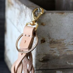 vaalea-nahka-avaimenpera-personoinnilla-kultaiset-metalliosat