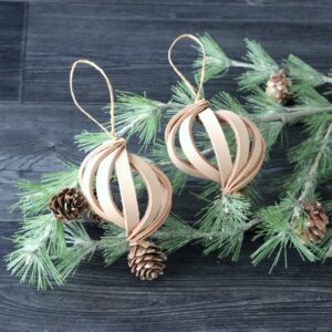 vaaleat-koristepallot-kuusenkoristeet-tr-leather-design